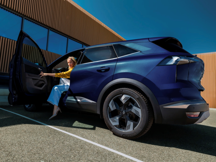 Blue Renault Scenic with Lady In Yellow Shirt and Door Open